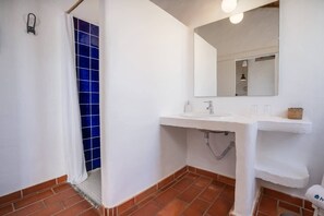 Douche, sèche-cheveux, serviettes fournies