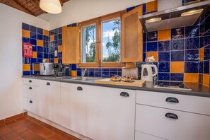 Refrigerador, microondas, parrilla de estufa y cafetera y tetera 