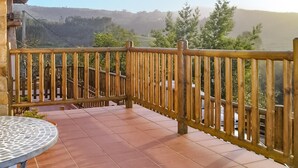 Ein Balkon mit Fliesenboden und Holzwertlauf.