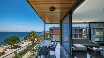 Suite panorámica, 2 habitaciones, vista al mar, frente al mar | Terraza o patio