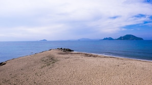 Private beach, sun loungers, beach umbrellas, beach volleyball - Bodrum Ada Hotel (Bodrum)