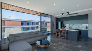 Panoramic-Suite, 2 Schlafzimmer, Meerblick, Strandnähe | Wohnbereich