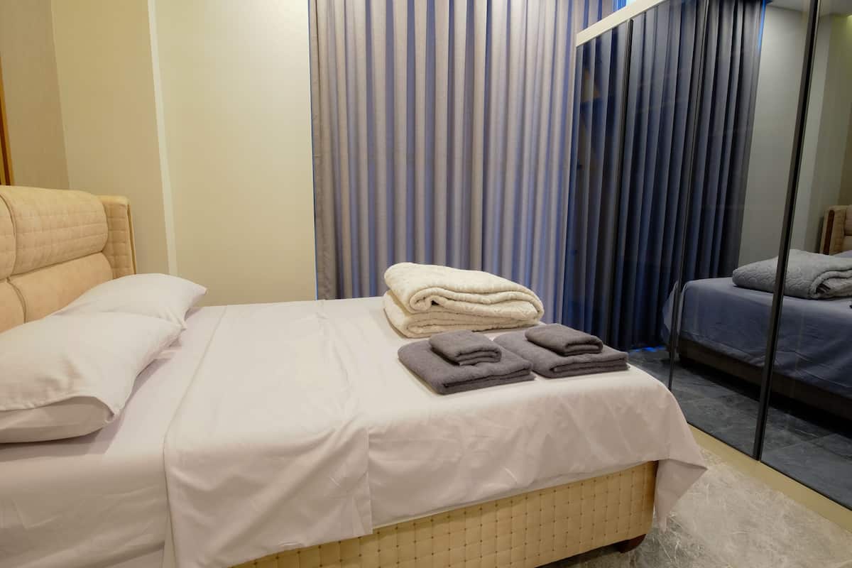 1 bedroom, premium bedding, desk, laptop workspace