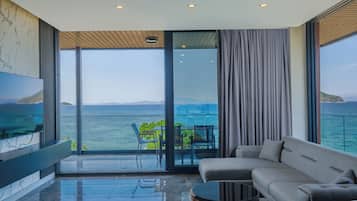 Panoramic-Suite, 2 Schlafzimmer, Meerblick, Strandnähe | Wohnbereich | 105-Zoll-Smart-TV mit Satellitenempfang, Netflix, Streaming-Dienste