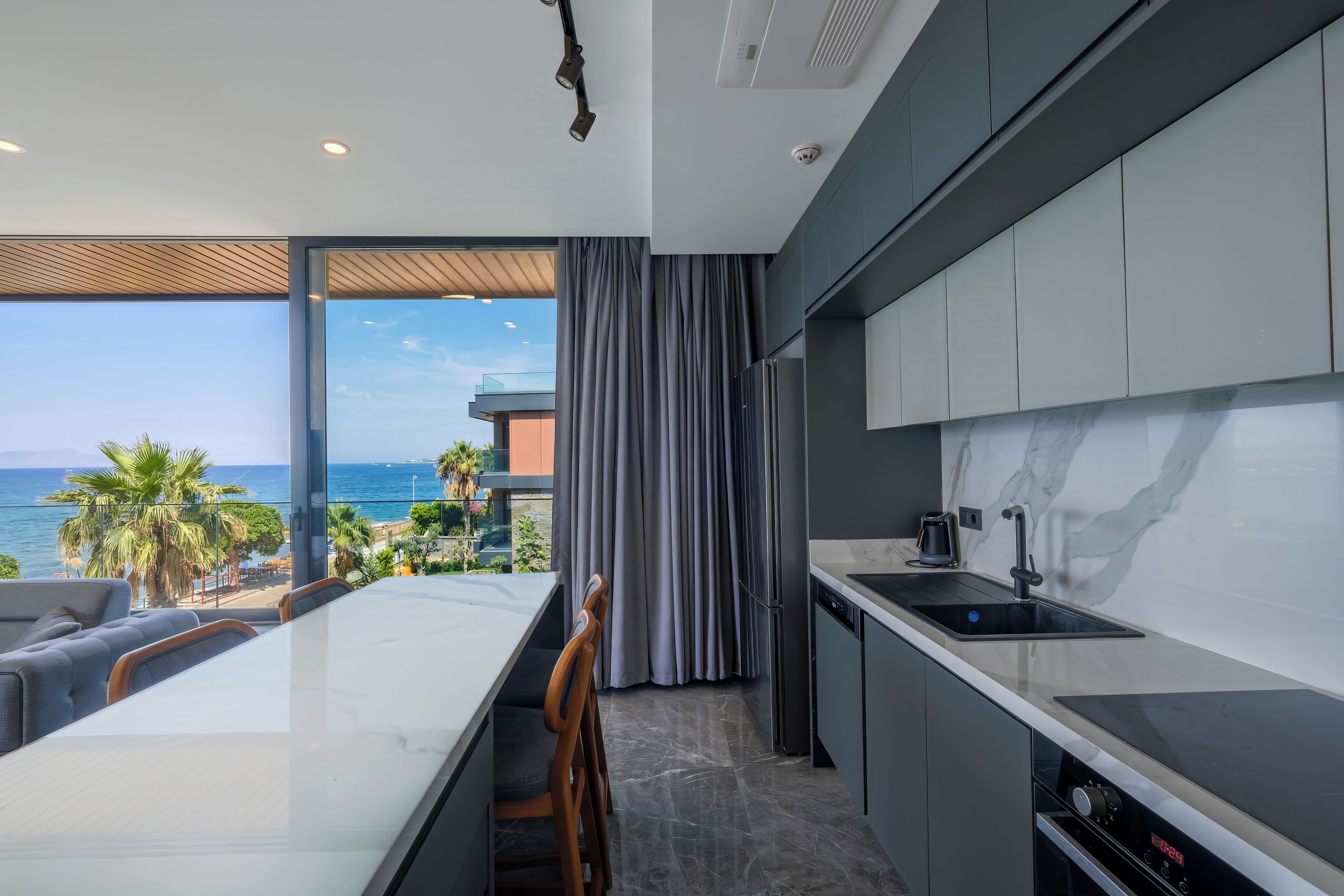 Panorama suite, 2 slaapkamers, uitzicht op zee, aan het strand | Privékeuken | Een koffiezetapparaat/waterkoker, een waterkoker, een kinderstoel