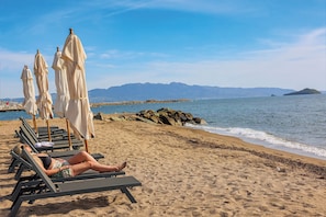 Private beach, sun loungers, beach umbrellas, beach volleyball - Bodrum Ada Hotel (Bodrum)