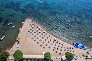 Plage privée, chaises longues, parasols, beach-volley