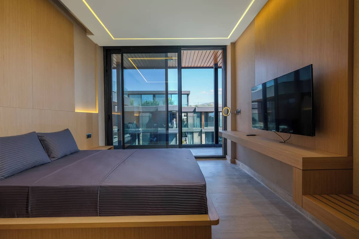 Comfort Room, Beachfront | Premium bedding, desk, laptop workspace, blackout drapes