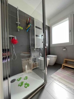 Shower, hair dryer - Holiday apartment with air conditioning (Lignano)