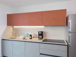 Kühlschrank, Mikrowelle, Herdplatte, Geschirrspüler