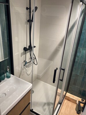 Secador de pelo, toallas, jabón y papel higiénico