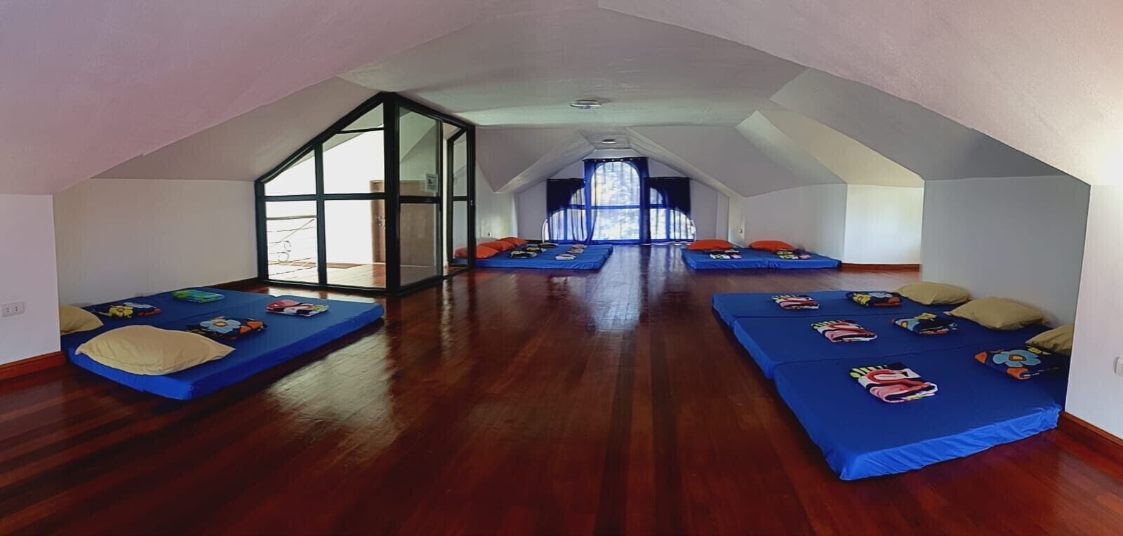 4 habitaciones, tabla de planchar con plancha, wifi y ropa de cama 