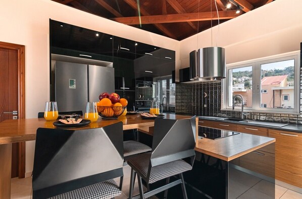 Private kitchen - Family-sized delightful apartment, close to all comforts and facilities (Chania)