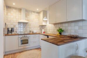 Fridge, stovetop, dishwasher, toaster