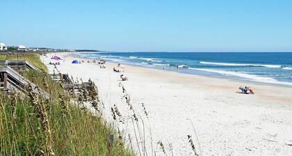 Handsome Raised Beach House, Communal Pool, Shortcut to Beach, Adult Dog Welcome