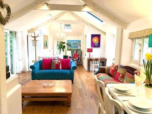 TV, fireplace - Chapel Barn, near Camel Trail, Bodmin - sleeps 4 guests+parking+doggie (Bodmin)