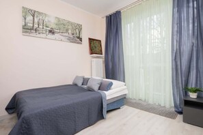 Een strijkplank/strijkijzer, wifi, beddengoed