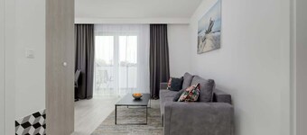 Tasteful Apartment with Balcony | Close to Beach and Lake | Parking.