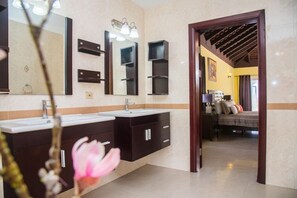 Een douche, een haardroger, handdoeken