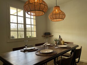 Dining - La Maison Les Moulins Vakantiehuis in de Morvan, Uitzicht op Lac de Panneciere (Corancy)