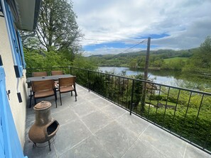 Outdoor dining - La Maison Les Moulins Vakantiehuis in de Morvan, Uitzicht op Lac de Panneciere (Corancy)