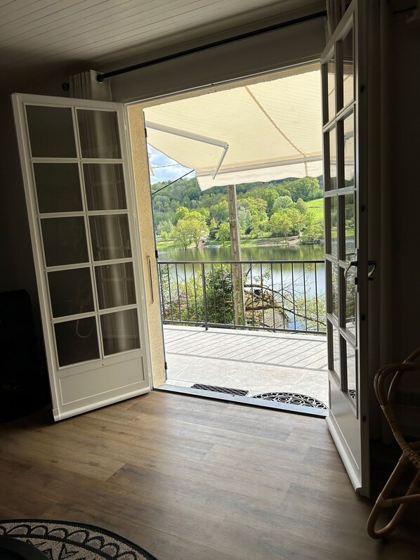 Interior - La Maison Les Moulins Vakantiehuis in de Morvan, Uitzicht op Lac de Panneciere (Corancy)
