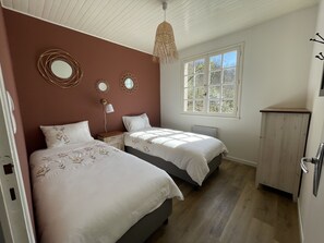 2 habitaciones, tabla de planchar con plancha y cuna de viaje