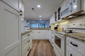 Geladeira, micro-ondas, lava-louças, cafeteira/chaleira