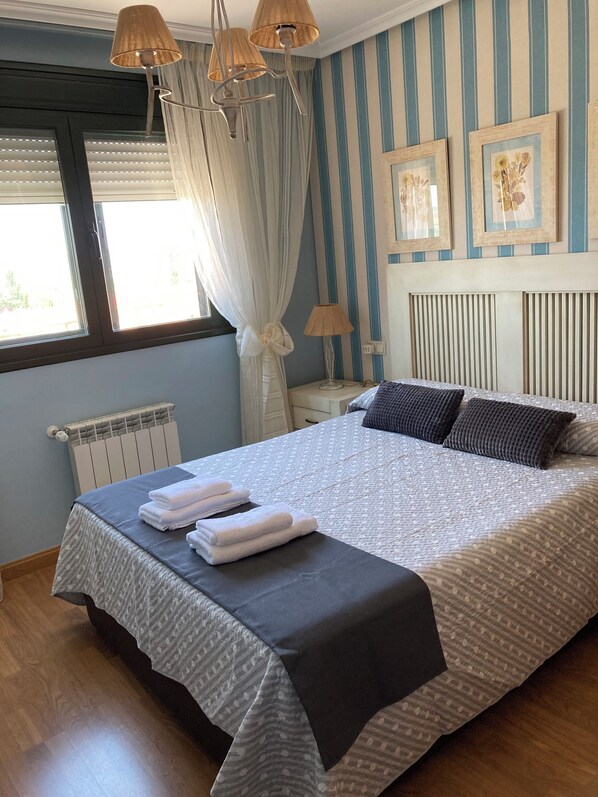 4 chambres, fer et planche à repasser, Wi-Fi, literie fournie