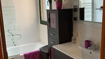 Haartrockner, Handtücher, Seife, Shampoo
