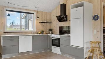 Kaffe- och tebryggare, kylskåp, mikrovågsugn och spishäll