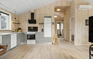 Kylskåp, spishäll, diskmaskin och kaffe- och tebryggare