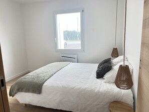 4 habitaciones, tabla de planchar con plancha y cuna de viaje 