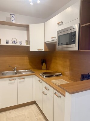 Kühlschrank, Mikrowelle, Herdplatte, Geschirrspüler