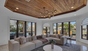 TV, peis, bøker og stereoanlegg