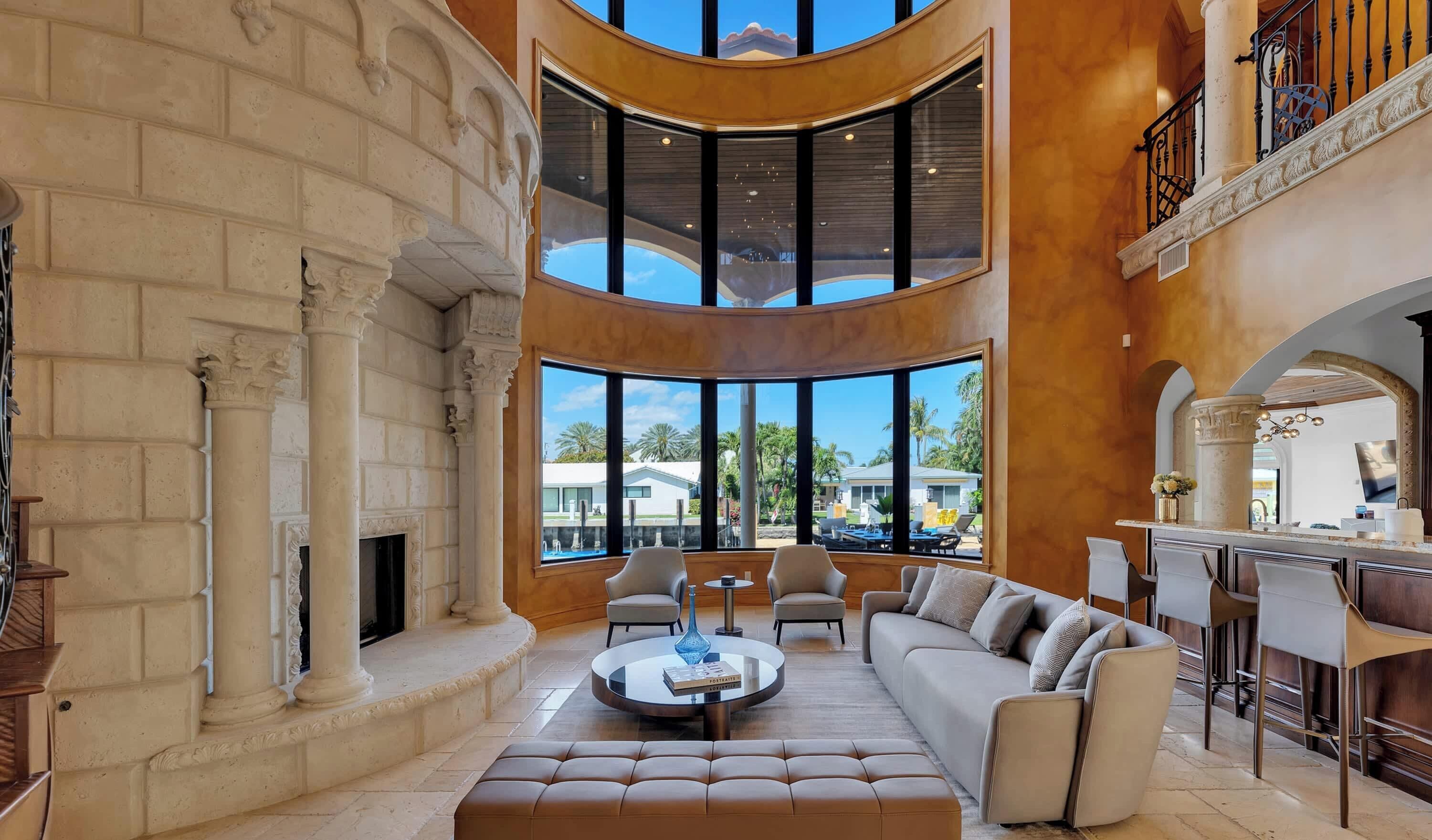 Televisión, chimenea, libros y estéreo 