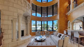 Fernseher, Kamin, Bücher, Stereoanlage