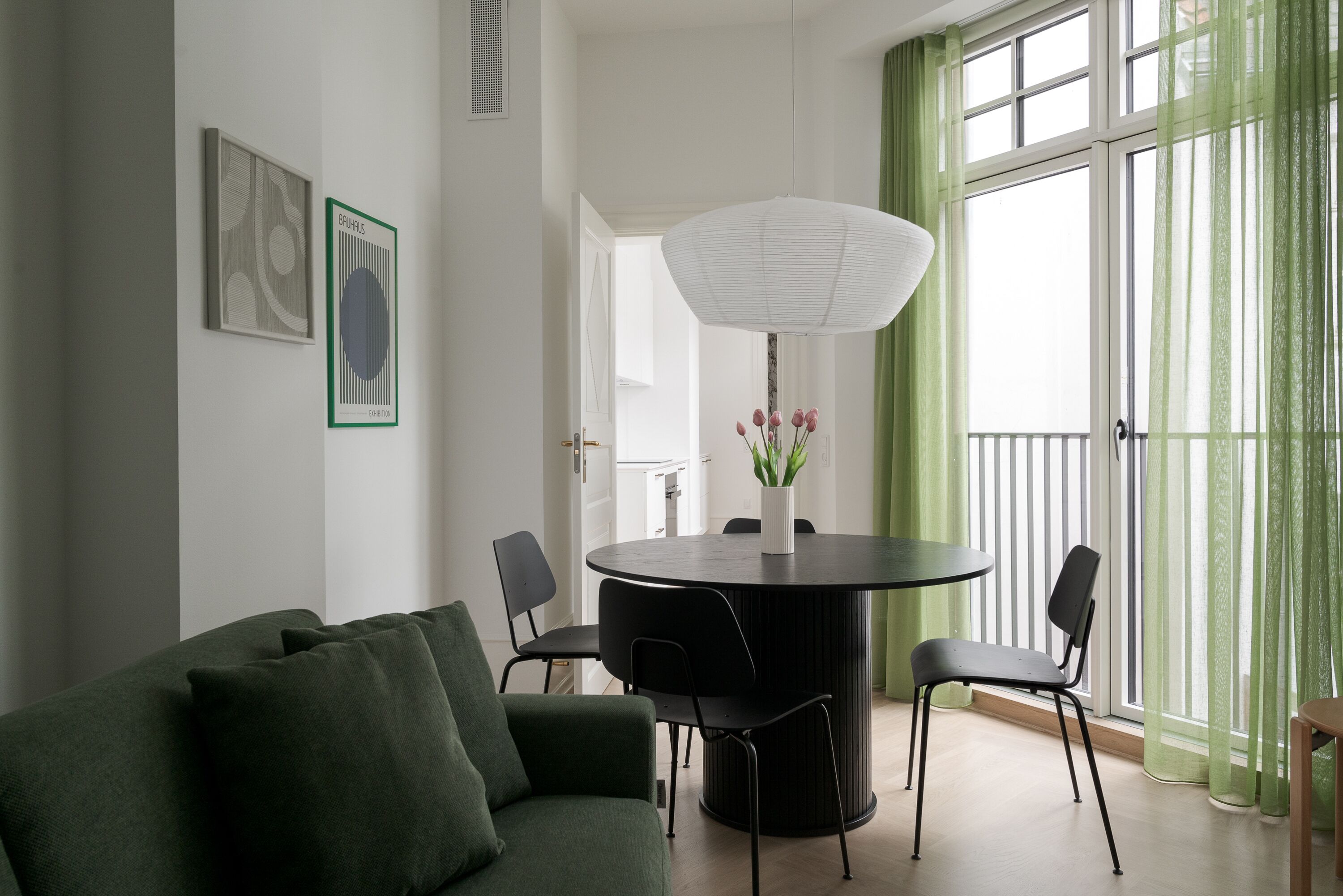 Appartement Exclusif | Coin séjour | TV connectée de 45 pouces avec chaînes numériques, Netflix