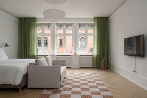 Exclusive-Apartment | Daunenbettdecken, individuell dekoriert, laptopgeeigneter Arbeitsplatz