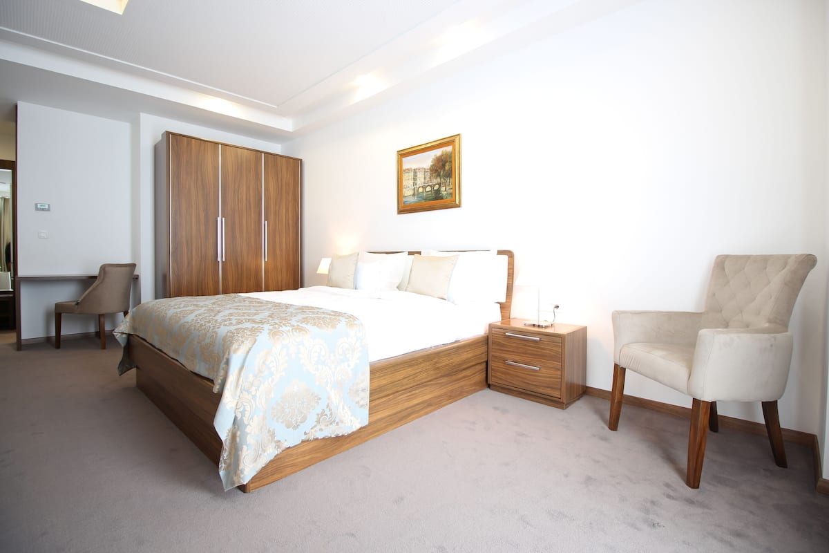 Exclusive Room, 1 Bedroom | Bar mini, meja, langsir/tirai gelap terus, kalis bunyi