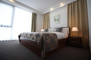 Minibar, escritorio, cortinas blackout y sistema de insonorización