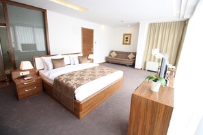 Family Room, 1 Bedroom | Minibar, desk, blackout drapes, soundproofing