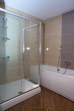 Exclusive Room, 1 Bedroom | Bathroom | Free toiletries, hair dryer, slippers - Hotel R (Sarajevo)