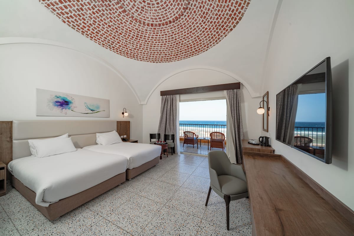 Bungalow, vista a la playa | 1 habitación, ropa de cama de alta calidad y minibar