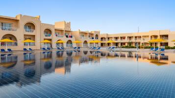 12 piscines extérieures, parasols de plage, chaises longues