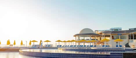 12 piscinas al aire libre, sombrillas, sillones reclinables de piscina