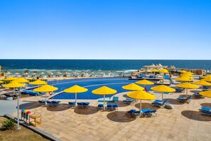 12 Außenpools, Sonnenschirme, Liegestühle