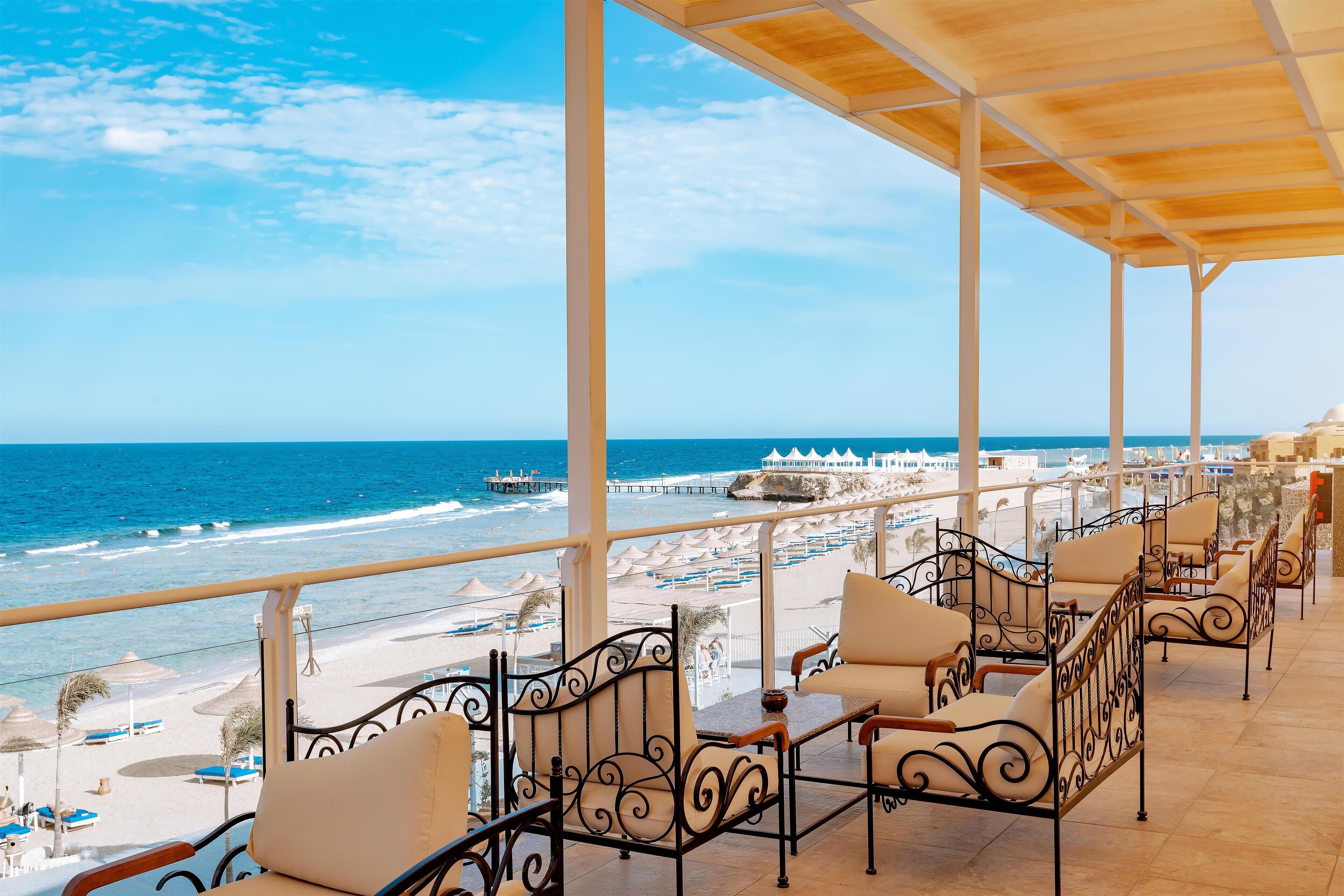 5 barer/lounger, 3 barer i basseng og 3 strandbarer