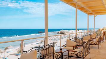 5 barer/lounger, 3 barer i basseng og 3 strandbarer