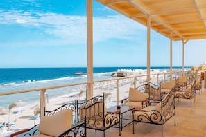 5 barer/lounger, 3 poolbarer, 3 strandbarer